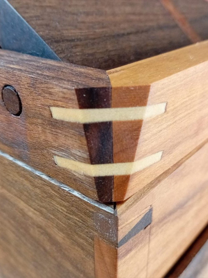 Ein massives Lesepult mit Stauraum für die Werkstatt