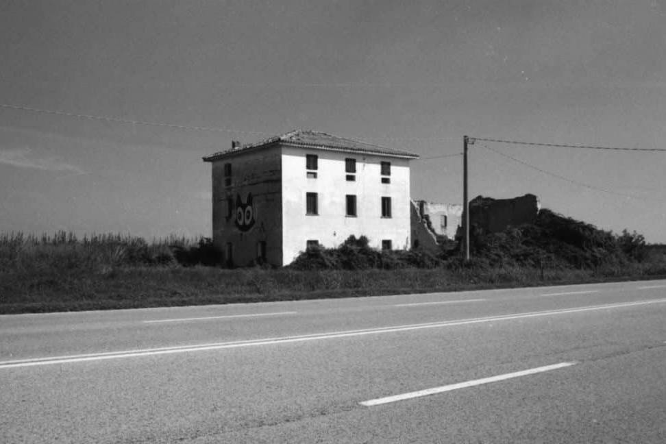 Rural Decay: Villa Decadimento